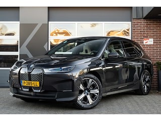 BMW iX xDrive50 Executive 112 kWh | 4-Wielbest. | Luchtvering | Trekhaak | Warmte comfort pakket | 22' Inch |