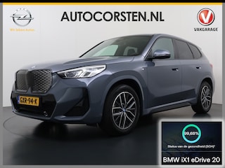 BMW iX1 eDrive20 67kWh M Sport pakket Pano-Dak/Schuif-dak Leer SOH 100% Warmtepomp Camera Navi Ecc PDC-a+v Apple Carplay Android Auto Elek.Achterklep Zwarte-Hemel VerkeersbordHerkenning WiFi M Aerodynamica Lmv Led Privacy Glas Isofix DAB Keyless Wifi 1e Eigenaar Origineel Nederlandse Auto !!