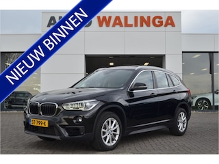 BMW X1 sDrive20i High Executive | Panoramadak | Leer | Stuur en stoelverw. | Trekhaak 1800kg | Head Up | NL Auto Dealer onderhouden |