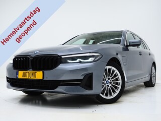 BMW 5-serie Touring 530e | Panoramadak | Trekhaak | Leder | Camera | Memory | Sfeerlicht | Carplay