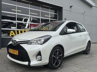 Toyota Yaris 1.3 VVT-i Dynamic - Navigatie I Sport velgen I Xenon I Achteruitrij Camera I Sport pakket I Dealer onderhouden