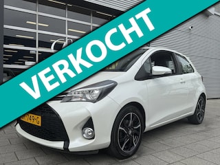Toyota Yaris 1.3 VVT-i Dynamic - Navigatie I Sport velgen I Xenon I Achteruitrij Camera I Sport pakket I Dealer onderhouden