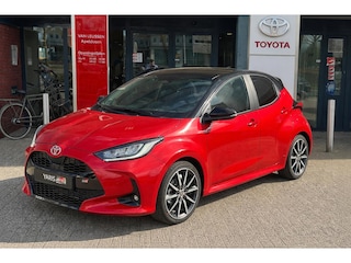 Toyota Yaris 1.5 Hybrid 130 GR SPORT NIEUW DIRECT LEVERBAAR! PANODAK JBL-AUDIO 18'' LM-VELGEN CLIMA STOEL/STUURVERW BLIND SPOT NAVI CAMERA PARK-SENSOREN