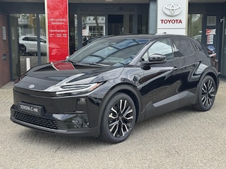 Toyota C-HR First Edition 77 kWh NIEUW DIRECT LEVERBAAR! STOEL/STUURVERW 20'' LM-VELGEN BLIND SPOT EL-ACHTERKLEP WARMTEPOMP NAVI PARK-SENSOREN CAMERA CLIMA APPLE/ANDROID