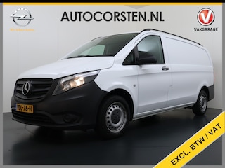 Mercedes-Benz Vito 114CDI 136pk AUT-7 Lang Trekhaak Euro-6 Airco Cruise Control Bluetooth Lane Asist Pdc Betonplex Vloer Wandbetimmering Kast inbouw Achter+Geblindeerde-Raam Schuifdeur 1e Eigenaar 2.000KG Trekgewicht Nette Bus!