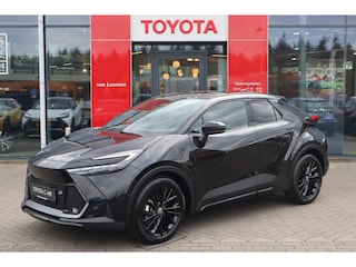 Toyota C-HR HYBRID 140 BLACK EDITION NIEUW&DIRECT LEVERBAAR!  JBL-AUDIO EL-STOEL+MEMORY 19"LMV BLIND-SPOT ANDROID/APPLE AD-CRUISE PRIVACY-GLASS P-SENSOREN KEYLESS NL-AUTO