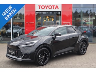 Toyota C-HR HYBRID 140 BLACK EDITION NIEUW&DIRECT LEVERBAAR!  JBL-AUDIO EL-STOEL+MEMORY 19"LMV BLIND-SPOT ANDROID/APPLE AD-CRUISE PRIVACY-GLASS P-SENSOREN KEYLESS NL-AUTO