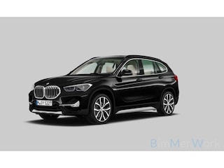 BMW X1 sDrive20i VDL Nedcar Edition | Leder | Panoramadak | H&K | 19 Inch | Head Up |