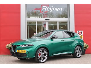 Alfa Romeo Tonale 1.3T PHEV 280PK TRIBUTO ITALIANO | PANORAMISCH SCHUIF / KANTELDAK | ZWART DAK | ZWART LEDEREN BEKLEDING MET RODE ACCENTEN/ GEBORDUURD "TRIBUTO ITALIANO" LOGO OP HOOFD STEUNEN | VOORSTOELEN / STUUR VERWARMD | VOORSTOELEN ELEKTRISCH VERSTELBAAR | DRAADLOOS APPLE CARPLAY / ANDROID AUTO | 360° CAMERA | AUTOMATISCH DIMMENDE BUITENSPIEGELS | 20"INCH LICHTMETALEN VELGEN | ADAPTIVE CRUISE CONTROL | KEYLESS ENTRY / START | ELEKTRISCH BEDIENBARE ACHTERKLEP | DRAADLOZE TELEFOONLADER | AMBIENT LIGHTING | DONKERE HEMELBEKLEDING | SCHAKELFLIPPERS AAN HET STUUR | VERWARMDE RUITENSPROEIERS |