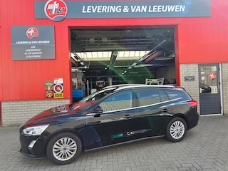 Ford Focus Wagon 1.5 EcoBoost Titanium Automaat/ Trekhaak/ Parkeersensoren achter/ Stoel en voorruit verwarming/ Rijklaarprijs!