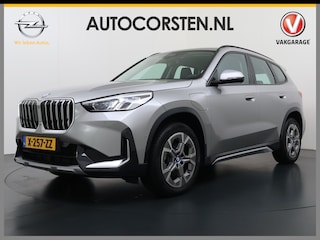 BMW X1 xDrive25e 4WD Hybride 245pk AUT-7 Leder Trekhaak LED Adap.Cruise Camera Navi Sportstoelen Dual-Ecc ParkAssist PDC Apple Carplay Android Lmv Elek.Achterklep ConnectDrive Isofix DAB Led Regen-Lichtsensor Lane Assist Wifi AWD 1.700KG Trekgewicht 1e Eigenaar Dealeronderhouden Origineel Nederlandse Auto