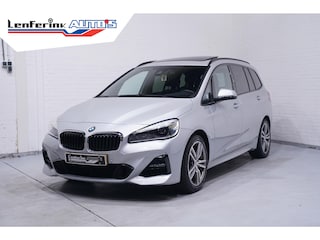 BMW 2-serie Tourer 218i 7p. Corporate Lease High Executive NAP Panodak Harman Kardon Head-up Leder Camera Leder Sportstoelen 7-Zits Trekhaak