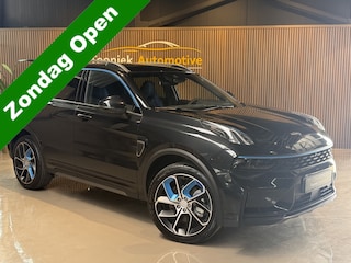 Lynk & Co 01 1.5 Core 261 pk Plug-in BLACK EDITON Pano Dak 360 Camera Stoelverwarming Navigatie  20 LMV Panorama Dakrailing Zwarte Hemel El Achterklep