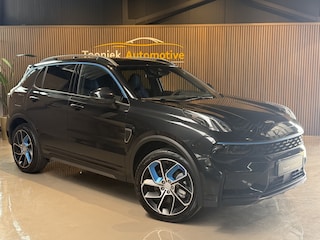 Lynk & Co 01 1.5 Core 261 pk Plug-in BLACK EDITON Pano Dak 360 Camera Stoelverwarming Navigatie  20 LMV Panorama Dakrailing Zwarte Hemel El Achterklep