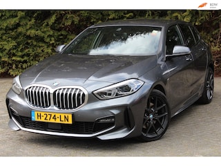 BMW 118d High Executive M 150PK Automaat | M-sportpakket | HUD | Carplay | Stoelverwarming | Navigatie | Parkeercamera