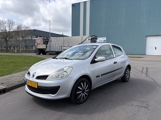 Renault Clio 1.2-16V Team Spirit 75 PK. Leuke,zuinige en fijn rijdende auto !!! Origineel slechts 144.000 KM !!