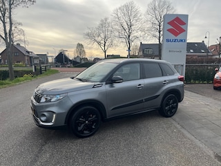 Suzuki Vitara 1.4 Boosterjet Stijl // Trekhaak afneembaar // Two-tone // Zwarte velgen // PDC // Full led // Rijklaarprijs!
