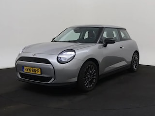 Mini Cooper E Essential 40.7 kWh | Navi | Apple Carplay/Android Auto | Achteruitrijcamera | 17'' LM Velgen | | Achteruitrijcamera | Apple Carplay/Android Auto|telefoonintegratie premium | Dodehoek detectie