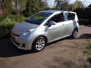 Toyota Verso-S 1.3 VVT-i 99pk CVT Aspiration, rijklaarprijs met 12 maanden Bovag garantie.