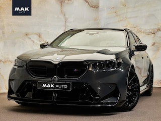 BMW 5-serie Touring V8 M Hybrid, Akrapovič, M Performance, Sonderlackierung, Ultimate Package, ceramic, pano, B&W, 21", stl.ventilatie, memory, carbon, leder, privacy