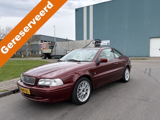 Volvo C70 Coupé 2.4i T Prestige Automaat 200 PK. Als nieuw rijdende auto met slechts 132.000 KM !!! Alle keuringen toegestaan !!