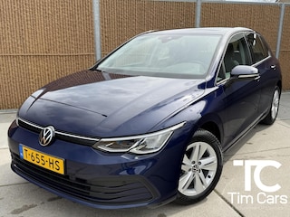 Volkswagen Golf 1.0 eTSI Life Automaat | Achteruitrijcamera | Navigatiesysteem | Metallic lak | LED verlichting | Adaptieve cruise control | Apple CarPlay/Android Auto | Lichtmetalen velgen | Parkeersensoren voor en achter