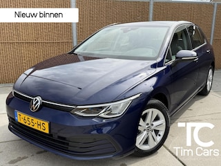 Volkswagen Golf 1.0 eTSI Life Automaat | Achteruitrijcamera | Navigatiesysteem | Metallic lak | LED verlichting | Adaptieve cruise control | Apple CarPlay/Android Auto | Lichtmetalen velgen | Parkeersensoren voor en achter