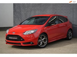 Ford Focus 2.0 ST-3 250pk Rood, Leder, Recaro, Camera