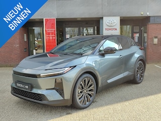 Toyota C-HR Executive AWD 77 kWh NIEUW & DIRECT LEVERBAAR! PANO-DAK BLIND-SPOT PARK-SENSOREN 360° CAMERA STOEL/STUURVERW WARMTEPOMP EL-ACHTERKLEP