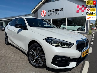 BMW 118i High Executive. RIJKLAARPRIJS! TREKHAAK/AUTOMAAT/SPORTSTOELEN