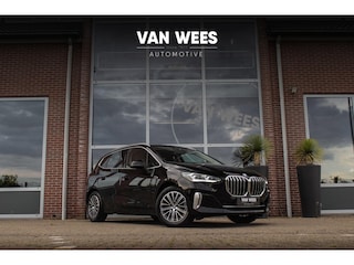 BMW 2-serie Tourer 230e xDrive Luxury Line | 1e eigenaar | BTW auto | Driving Assistant | Harman Kardon | 360 camera | Panoramadak | Head-up | M-sportstuur | Keyless entry