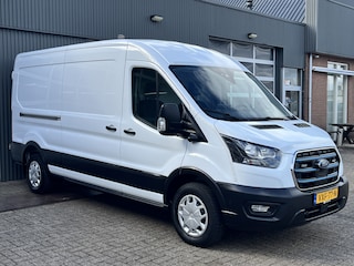 Ford Transit 350 L3H2 Trend 68 kWh Kastinrichting Werkplaatsinrichting Airco Cruise controle 360° Camera Navigatiesysteem Telefoonverbinding Parkeersensoren voor en achter 2-Persoons Oplaadkabels Stoelverwarming Bottinrichting
