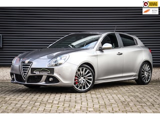 Alfa Romeo Giulietta 1.750 Turbo Veloce | RIJKLAAR! | Clima | Cruise | Navigatie | DAB+ | Grigio Magnesio | PDC | Sportstoelen |