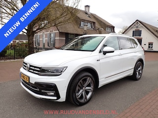 Volkswagen Tiguan 1.5 TSI R-LINE ACC / KEYLESS / TREKHAAK / PANODAK