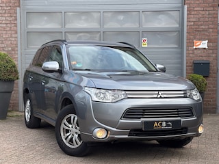 Mitsubishi Outlander 2.0 PHEV Business Ed. Hybrid. Perfect onderhouden, afgestempeld service boek aanwezig.