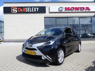 Toyota Aygo 1.0 VVT-i 69pk 5D x-play Trekhaak LM-Velgen met 4 Seizoenebanden Achteruitrijcamera 22006 km