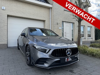 Mercedes-Benz A-klasse 180 AMG Aut Panoramadak Nightpakket Widescreen AmbientLight Keyless SportLeder Led Camera 18" Pdc