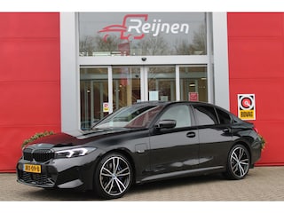 BMW 330e 292PK xDRIVE | PANORAMISCH SCHUIF/KANTEL DAK | M-SPORT PRO-PAKKET | M-SPORT REMMEN UITGEVOERD IN DONKERBLAUW MET M LOGO | BMW LIVE COCKPIT PROFESSIONAL | CURVED DISPLAY |DRIVING ASSISTANT INCL. HEAD-UP DISPLAY | PARKING ASSIST INCL. ACHTERUITRIJCAMERA | ADAPTIEVE LED KOPLAMPEN |SHADOW LINE | M-SPORTSTOELEN VOOR | LEDER VERNASCA MET CONTRAST STIKSELS M-SPORT | STOEL VERWARMING | DRAADLOZE APPLE CARPLAY | ELEKTRISCH VERSTELBARE STOELEN MET GEHEUGEN FUNCTIE | HEAD UP DISPLAY | DRAADLOZE TELEFOONLADER | DODEHOEK BEWAKING | COMFORT PACK INCL. ELEKTRISCHE ACHTERKLEP | ADAPTIVE CRUISE CONTROL | HIFI AUDIO DAB+ RADIO | COMFORT ACCESS (KEYLESS ENTRY)| DONKER GETINTE ACHTERRUITEN |