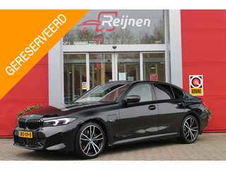 BMW 330e 292PK xDRIVE | PANORAMISCH SCHUIF/KANTEL DAK | M-SPORT PRO-PAKKET | M-SPORT REMMEN UITGEVOERD IN DONKERBLAUW MET M LOGO | BMW LIVE COCKPIT PROFESSIONAL | CURVED DISPLAY |DRIVING ASSISTANT INCL. HEAD-UP DISPLAY | PARKING ASSIST INCL. ACHTERUITRIJCAMERA | ADAPTIEVE LED KOPLAMPEN |SHADOW LINE | M-SPORTSTOELEN VOOR | LEDER VERNASCA MET CONTRAST STIKSELS M-SPORT | STOEL VERWARMING | DRAADLOZE APPLE CARPLAY | ELEKTRISCH VERSTELBARE STOELEN MET GEHEUGEN FUNCTIE | HEAD UP DISPLAY | DRAADLOZE TELEFOONLADER | DODEHOEK BEWAKING | COMFORT PACK INCL. ELEKTRISCHE ACHTERKLEP | ADAPTIVE CRUISE CONTROL | HIFI AUDIO DAB+ RADIO | COMFORT ACCESS (KEYLESS ENTRY)| DONKER GETINTE ACHTERRUITEN |