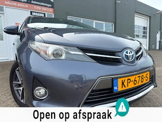 Toyota Auris Touring Sports 1.8 Hybrid Executive in automaat met panoramadak en parkeersensoren / camera en trekhaak