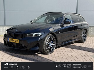 BMW 3-serie Touring 330e xDrive M-Sport Plug-in PHEV Shadow Line / Wide Screen / 1500kg Trekgewicht / M-pakket / Panorama dak / Parkeerassistent-pakket / 18" breedset LM wielen / Elektrische achterklep / Elektrische Stoelen / HUD /  Apple Carplay/Android /
