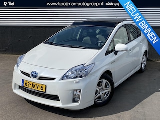 Toyota Prius 1.8 Executive Schuif-/kanteldak met zonnepanelen, Volledig dealeronderhouden! NL-auto, navigatie, stoelverwarming, JBL audio, HUD, adaptieve cruise control, parkeersensoren v&a