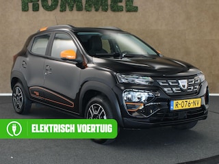 Dacia Spring Comfort Plus 27 kWh - ORIGINEEL NEDERLANDSE AUTO - AFKOMSTIG VAN 1E EIGENAAR - NAVIGATIE - CAMERA - AIRCO - 2 LAADKABELS - RESERVEWIEL - PARKEERSENSOREN ACHTER - DAKRAILS -  4 X ELEKTRISCHE RAMEN - DUNLOP 4 SEIZOENENBANDEN