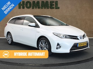 Toyota Auris Touring Sports 1.8 Hybrid Executive - PARKEERSENSOREN VOOR/ ACHTER - CAMERA - VOORSTOELEN VERWARMD - PARKEERASSISTENT - 17 INCH LICHT METALEN VELGEN - PANORAMADAK - NAVIGATIE - PARELMOER LAK -  ONDERHOUDSHISTORIE AANWEZIG - ARMSTEUN VOOR
