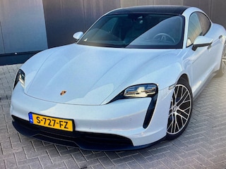 Porsche Taycan 79 kWh Sport-Chrono 327 pk / Marge-Auto/ Krijt-Grijs/ Pano-Dak/ Lucht-Vering/ Passenger-Display/ Sport-Stoelen/ Stoel.Verw/ Camera/ 20'' LMV