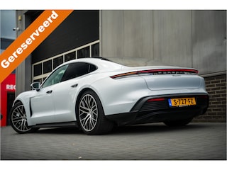 Porsche Taycan 79 kWh Sport-Chrono 327 pk / Marge-Auto/ Krijt-Grijs/ Pano-Dak/ Lucht-Vering/ Passenger-Display/ Sport-Stoelen/ Stoel.Verw/ Camera/ 20'' LMV