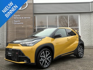 Toyota Aygo HYBRID 115 GR SPORT NIEUW & DIRECT LEVERBAAR!!! STOELVERW PARK-SENSOREN JBL-AUDIO KEYLESS NAVI APPLE/ANDROID SPORTSTOELEN 18" LM-VELGEN