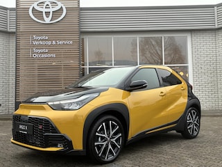 Toyota Aygo HYBRID 115 GR SPORT NIEUW & DIRECT LEVERBAAR!!! STOELVERW PARK-SENSOREN JBL-AUDIO KEYLESS NAVI APPLE/ANDROID SPORTSTOELEN 18" LM-VELGEN