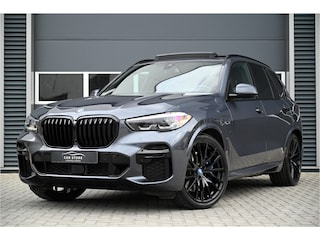 BMW X5 xDrive45e M-SPORT / PANO / TREKHAAK / MEMORY / 22" / DEALERONDERHOUDEN / ARCTIC GREY / TOPSTAAT