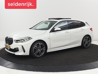 BMW 118i High Executive Edition | M Sport | Panoramadak | Leder | Stoelverwarming | Camera | Carplay | Live Cockpit | Sfeerverlichting | Trekhaak | Navigatie | Sportstoelen | Park Assist | DAB | Climate control